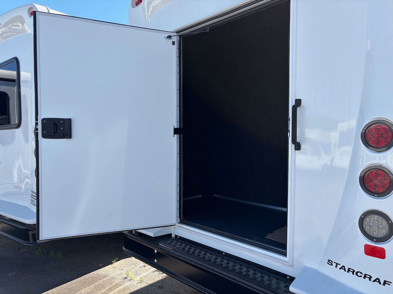 2024 Mercedes Sprinter Starlite - Image 10