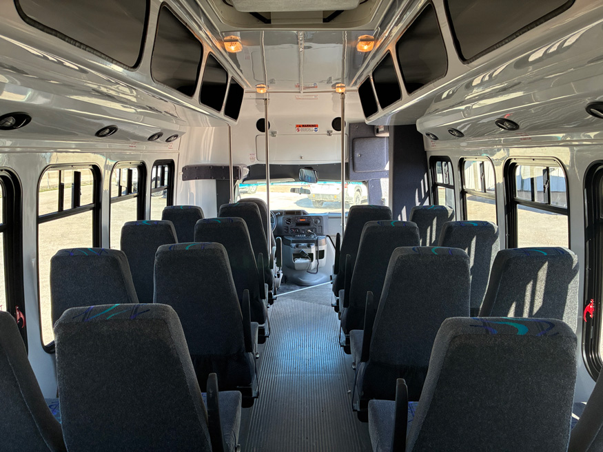 2013 Ford E450 Goshen - Image 4