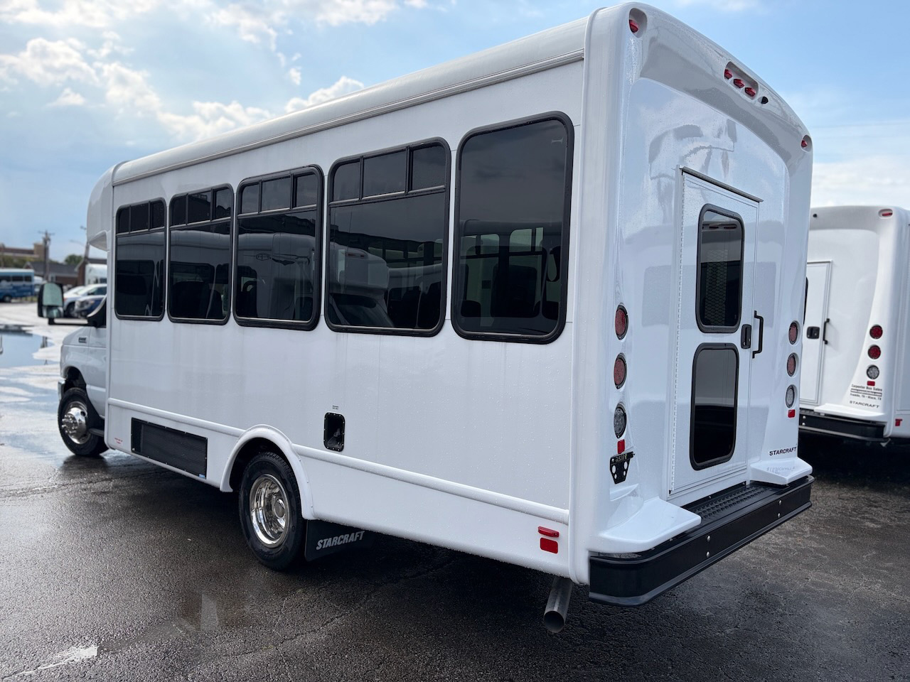 2025 Ford E450 Starcraft Allstar - Image 2