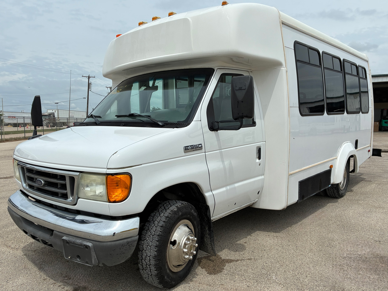 2007 Ford E350 Goshen - Image 1