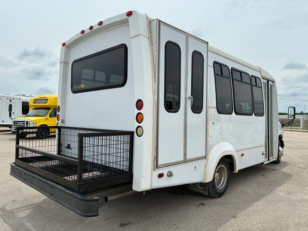 2007 Ford E350 Goshen - Image 2