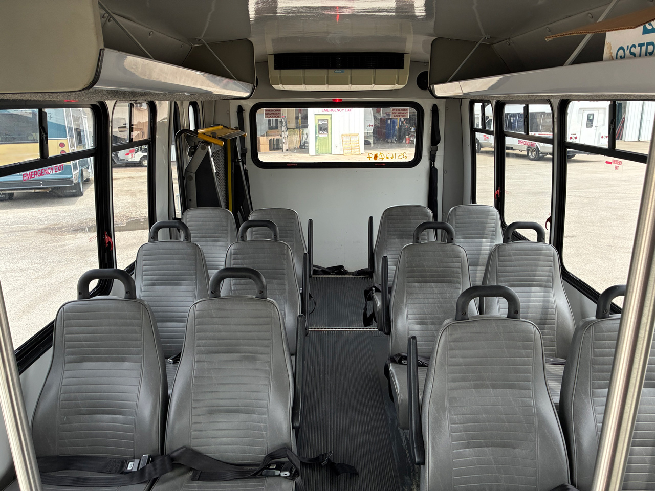 2007 Ford E350 Goshen - Image 4