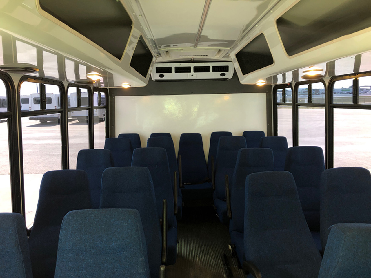 2007 Ford E450 ElDorado - Image 4