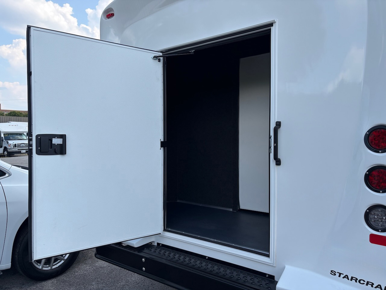 2025 Ford E450 Starcraft Allstar - Image 10