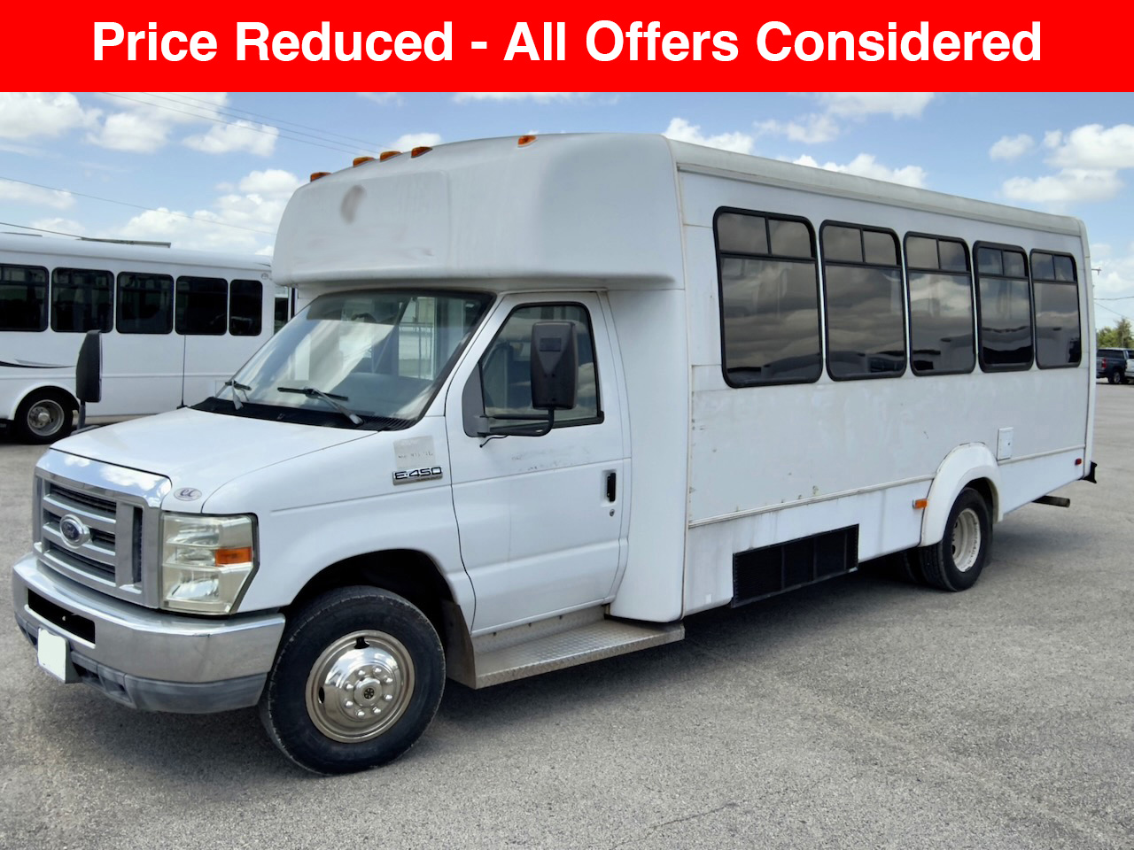 2011 Ford E450 Elkhart Coach - Image 1