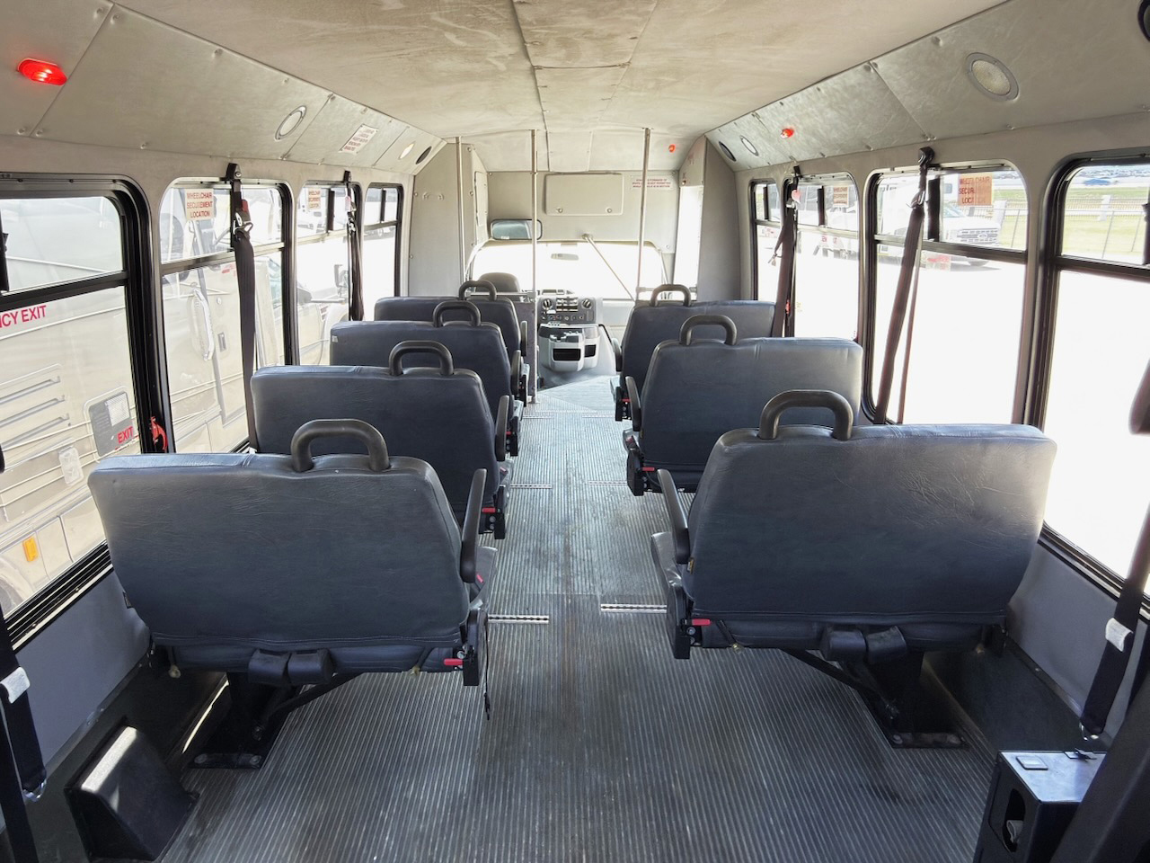 2011 Ford E450 Elkhart Coach - Image 3