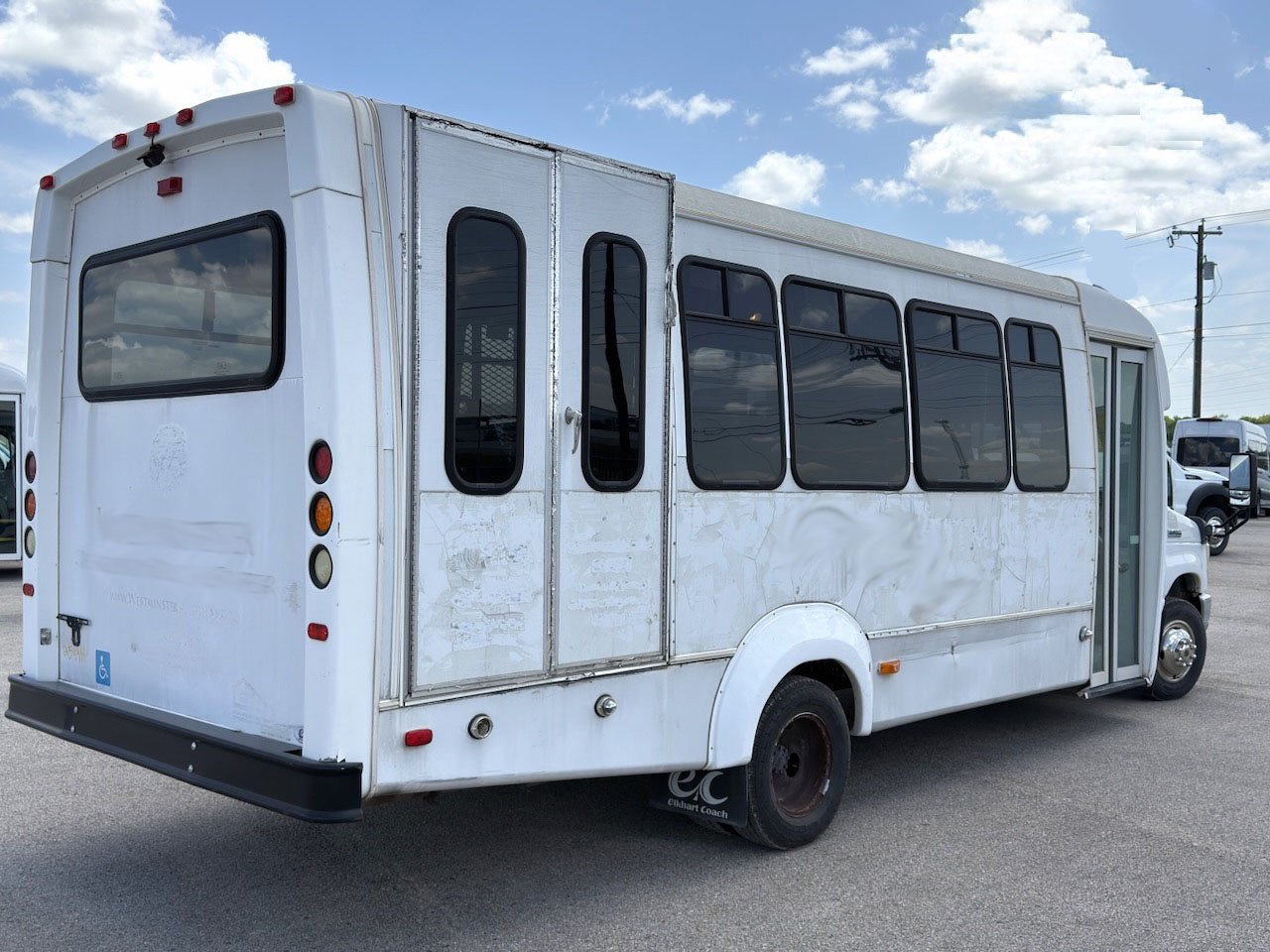 2011 Ford E450 Elkhart Coach - Image 2