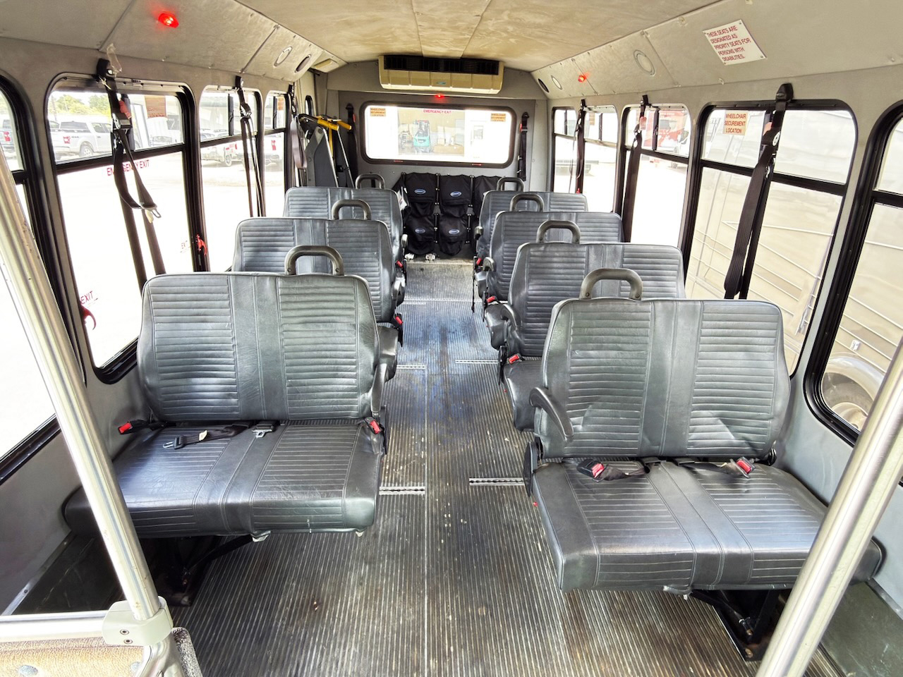 2011 Ford E450 Elkhart Coach - Image 4