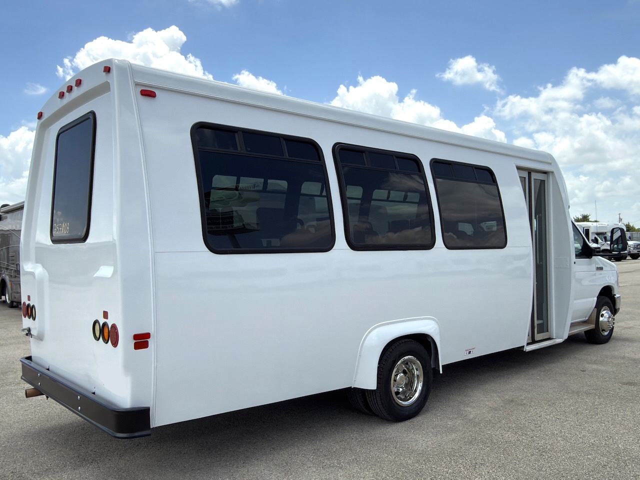 2008 Ford E450 Ameritrans - Image 2