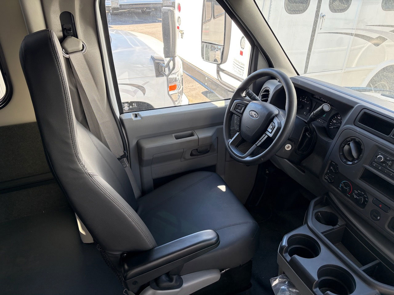 2025 Ford E450 Starcraft MVP - Image 9