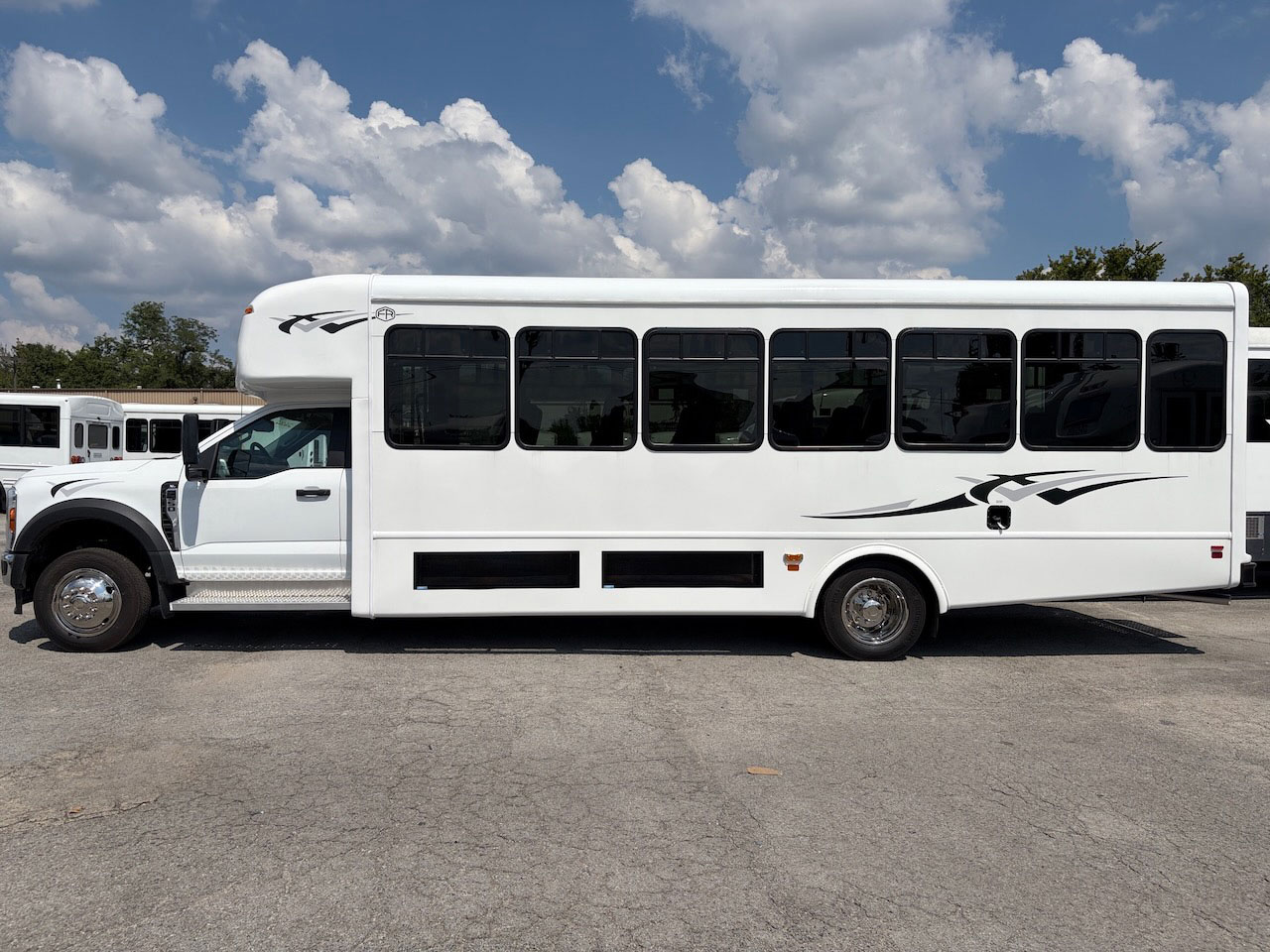 2026 Ford F550 Starcraft XL - Image 8