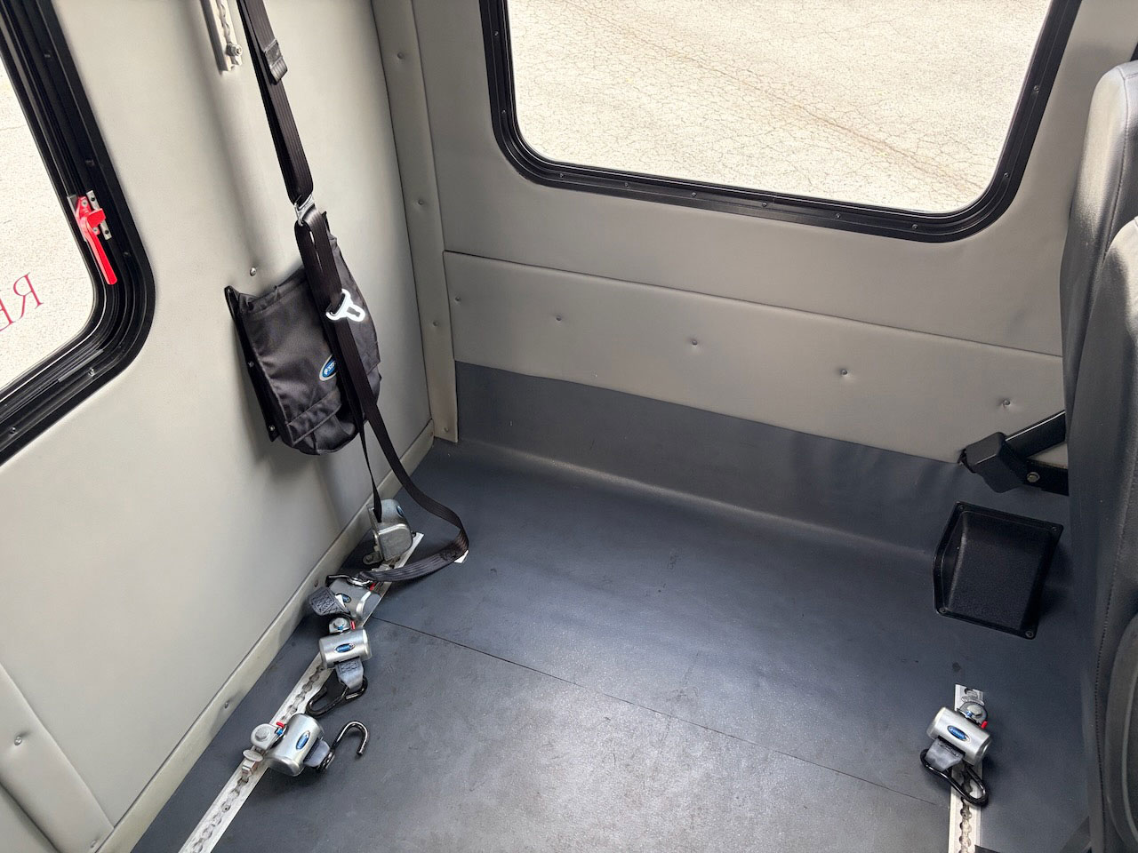 2016 Ford E350 Ameritrans - Image 12