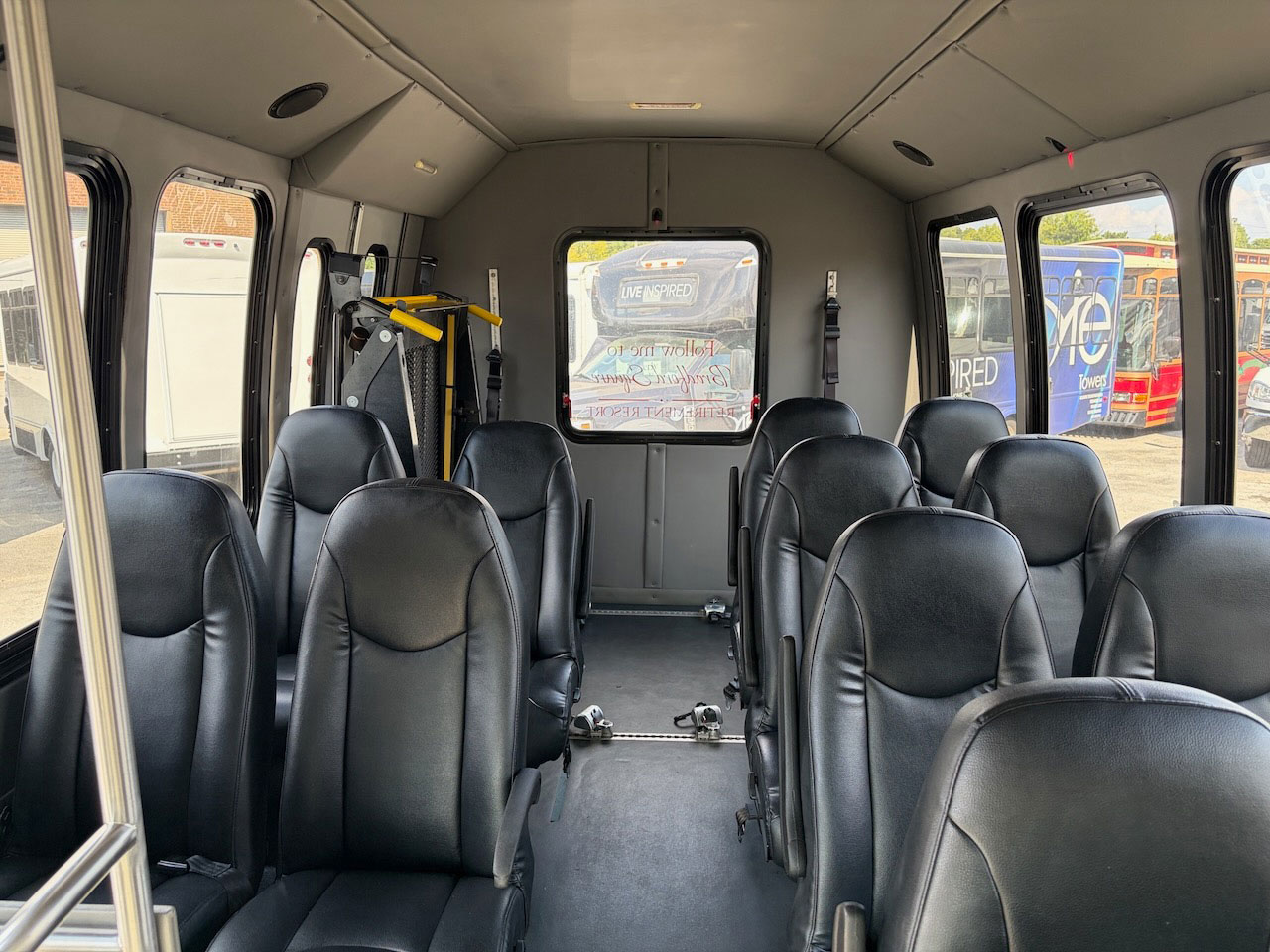 2016 Ford E350 Ameritrans - Image 4