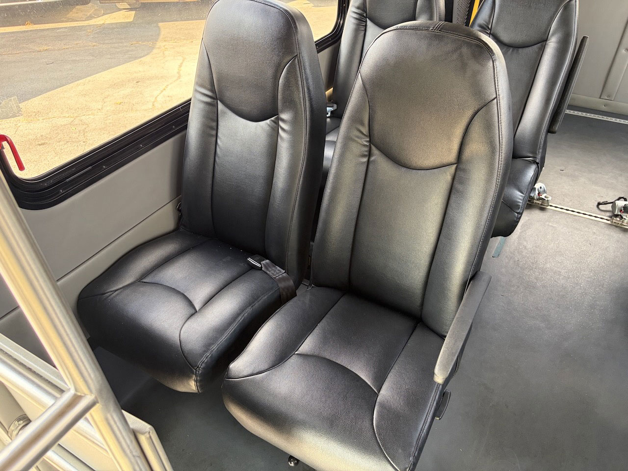 2016 Ford E350 Ameritrans - Image 5