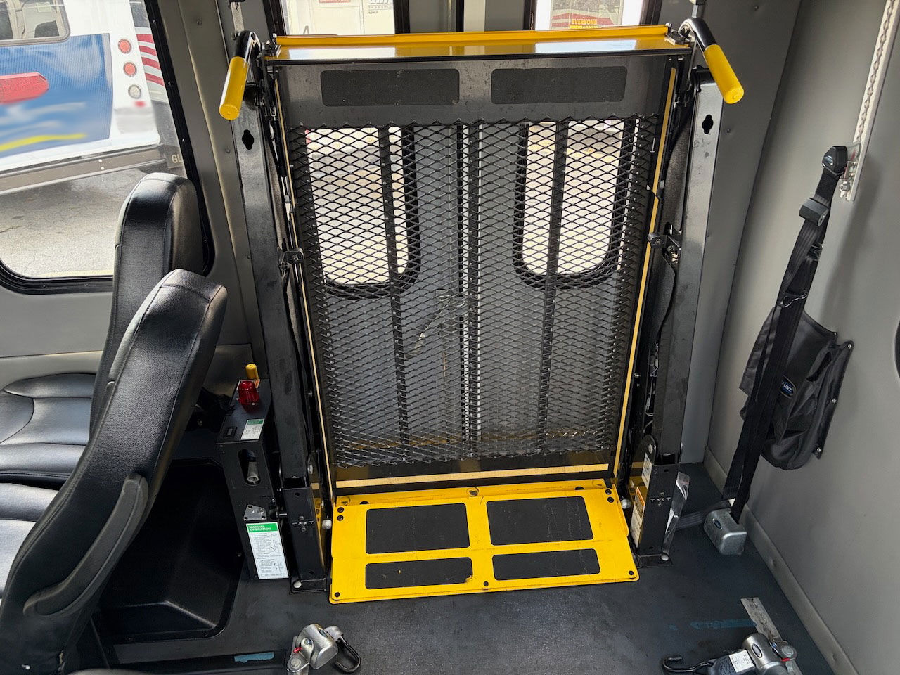 2016 Ford E350 Ameritrans - Image 11