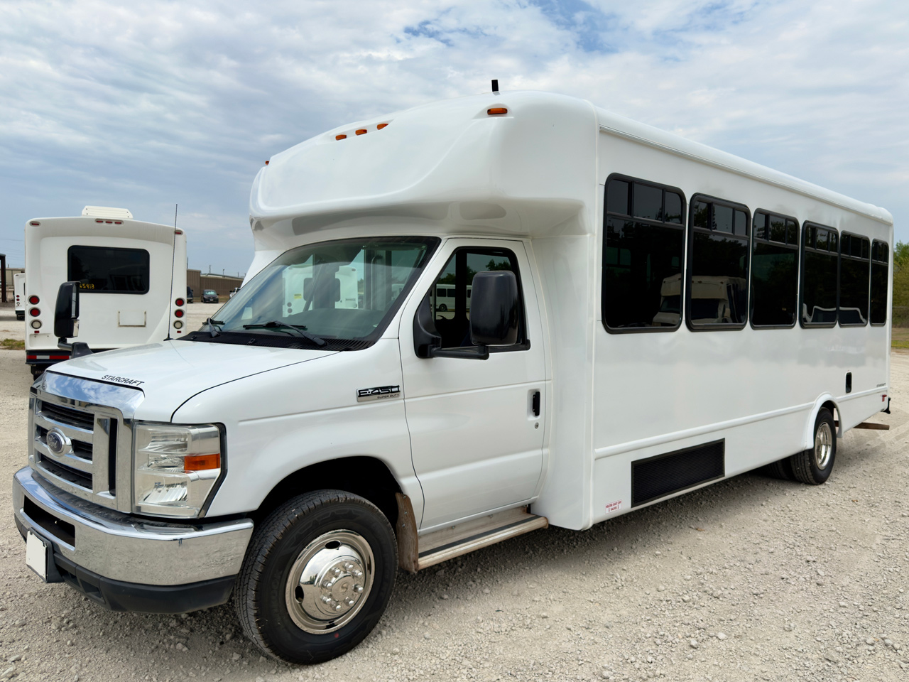 2016 Ford E450 Starcraft Allstar - Image 1