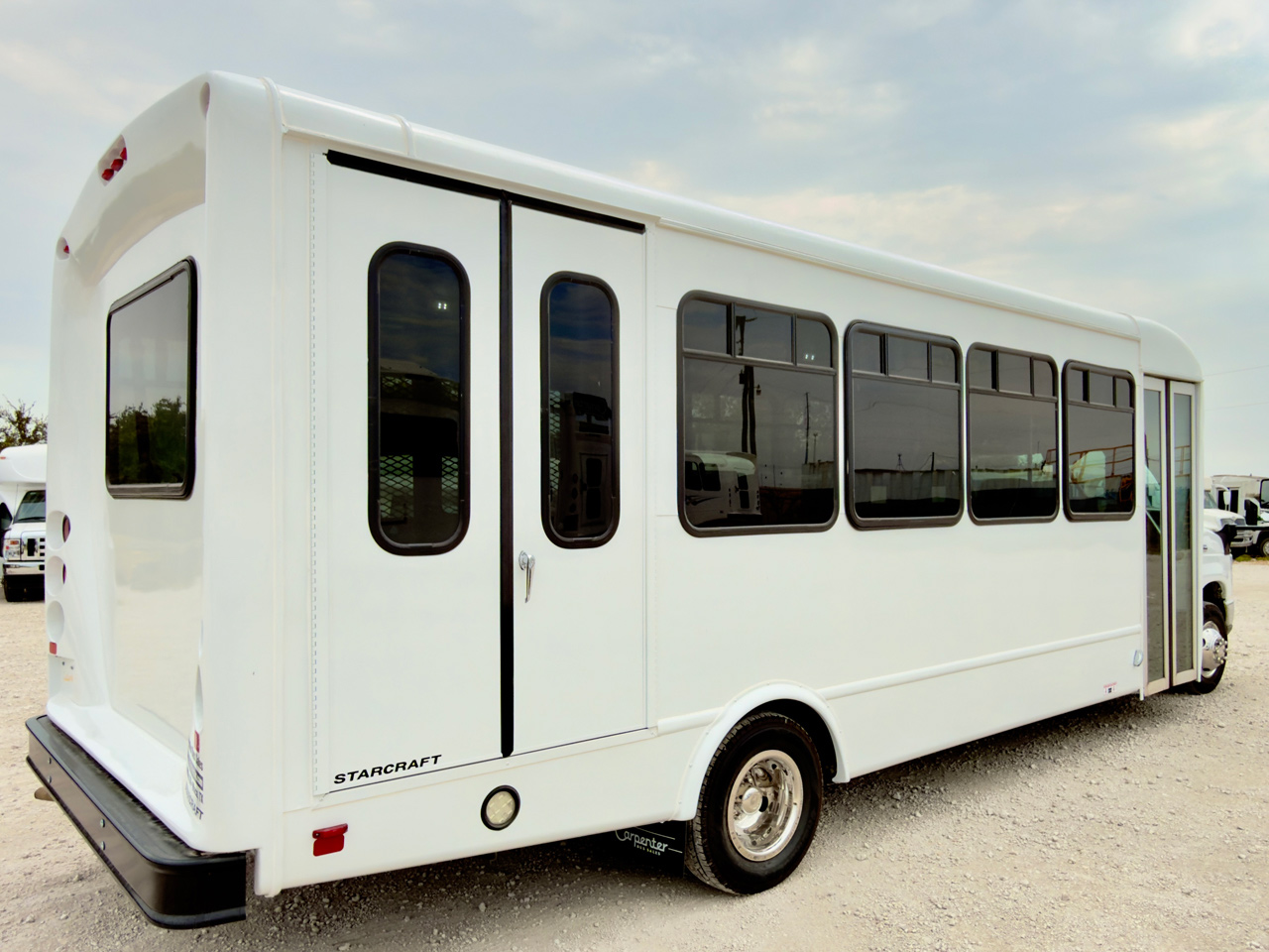 2016 Ford E450 Starcraft Allstar - Image 2
