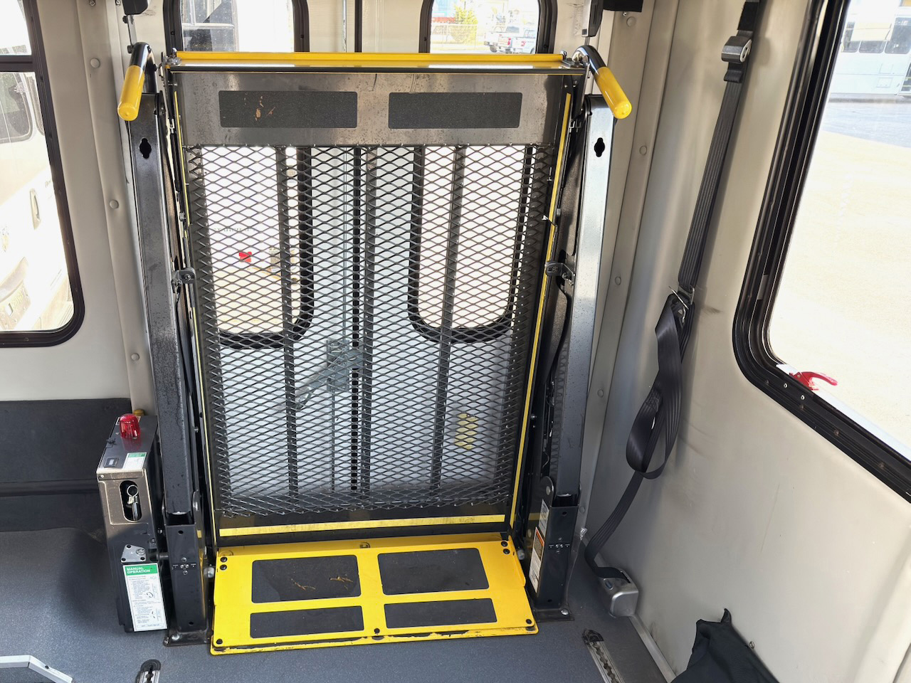 2016 Ford E450 Starcraft Allstar - Image 11