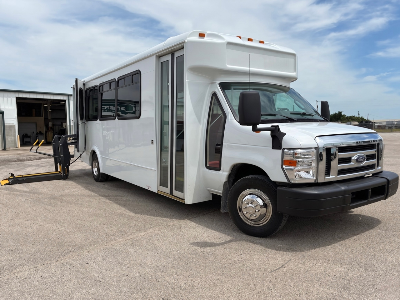 2018 Ford E450 Starcraft Allstar - Image 1