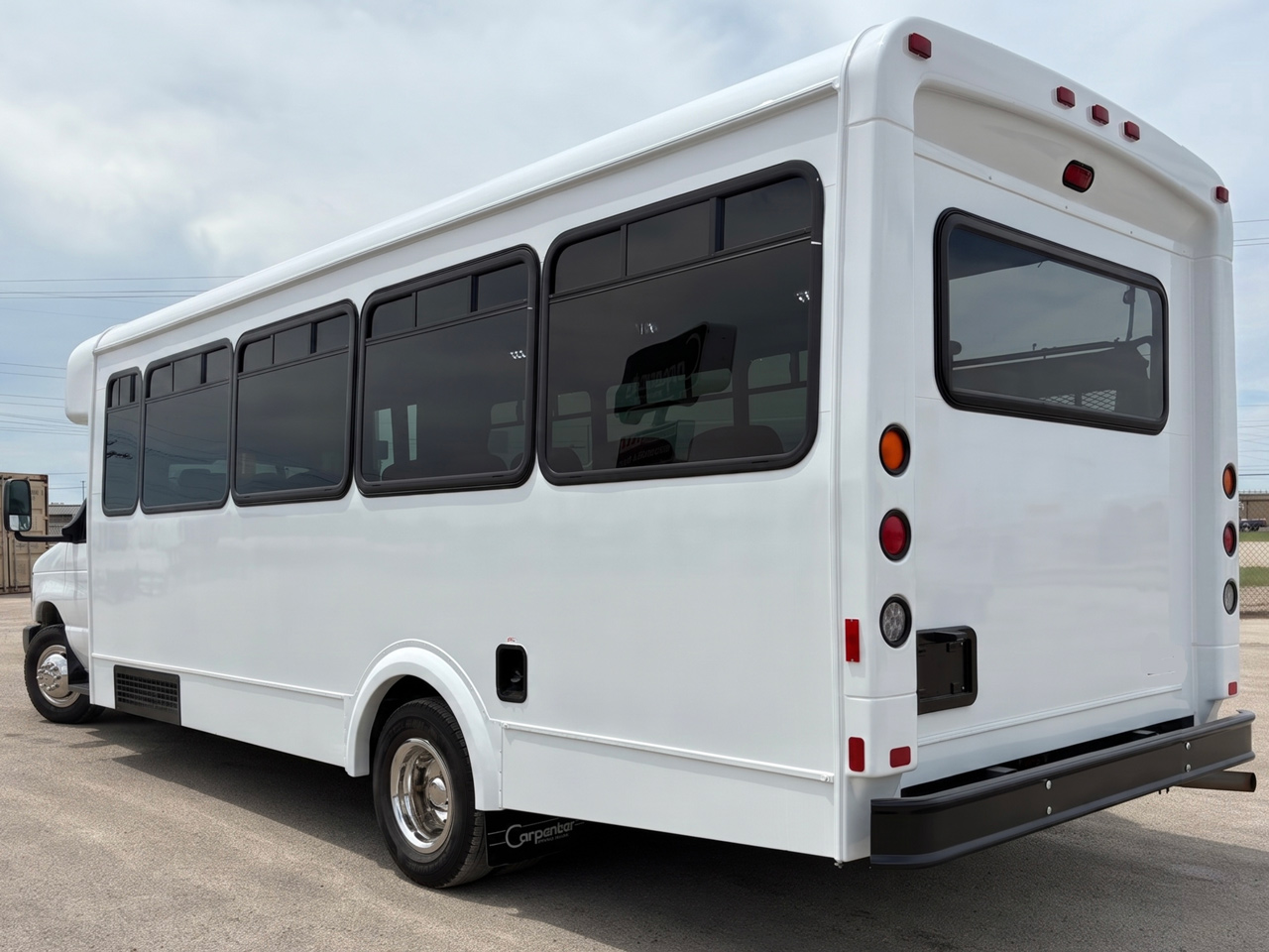 2018 Ford E450 Starcraft Allstar - Image 2