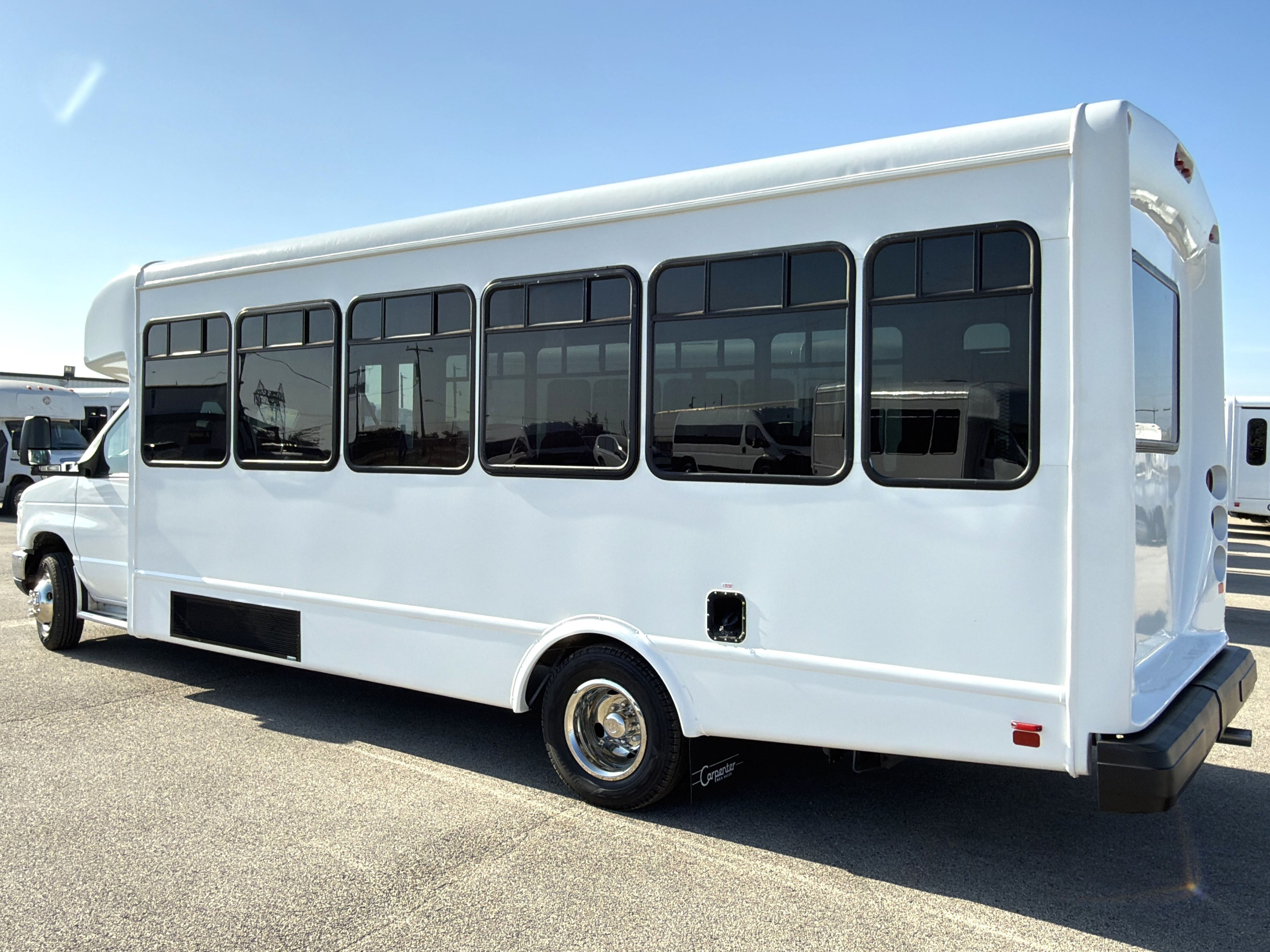 2014 Ford E450 Starcraft Allstar - Image 2
