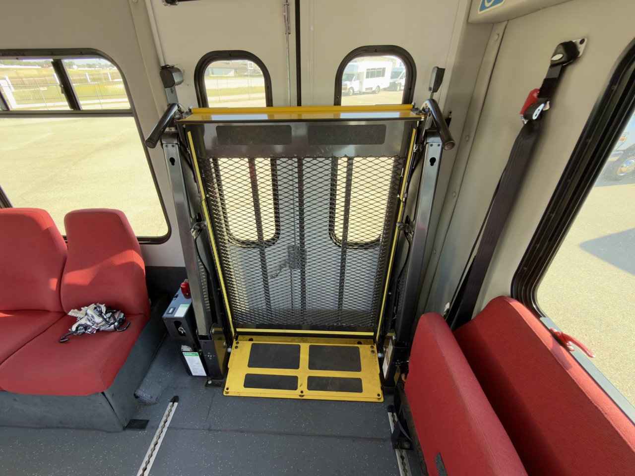 2014 Ford E450 Starcraft Allstar - Image 11