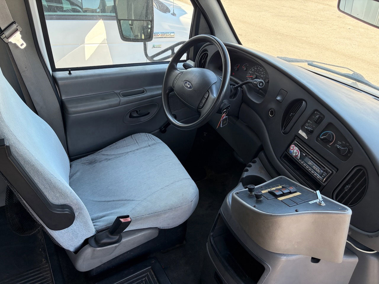 2003 Ford E350 Starcraft AllStar - Image 10