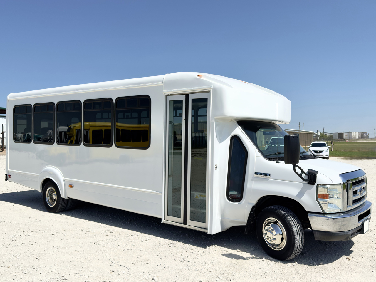 2015 Ford E450 Goshen - Image 1