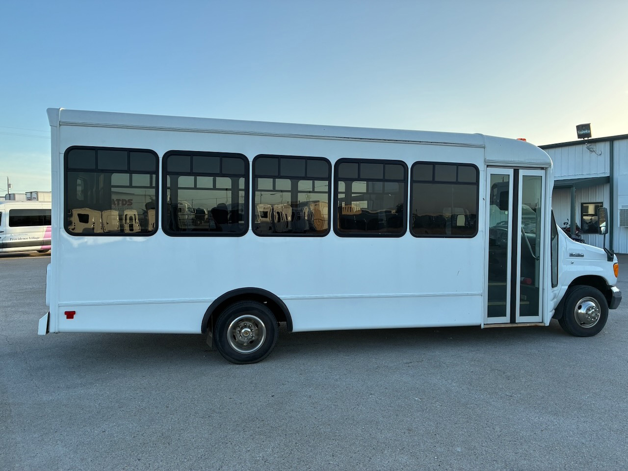 2007 Ford E450 Starcraft Allstar - Image 6