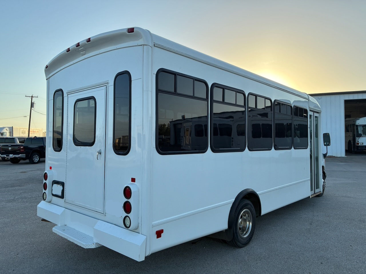 2007 Ford E450 Starcraft Allstar - Image 2