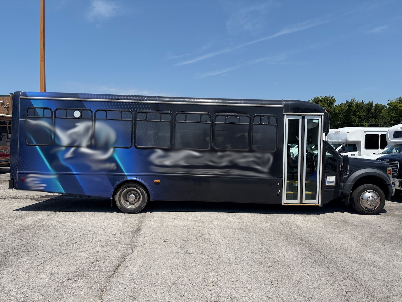2019 Ford F550 Starcraft XL - Image 6