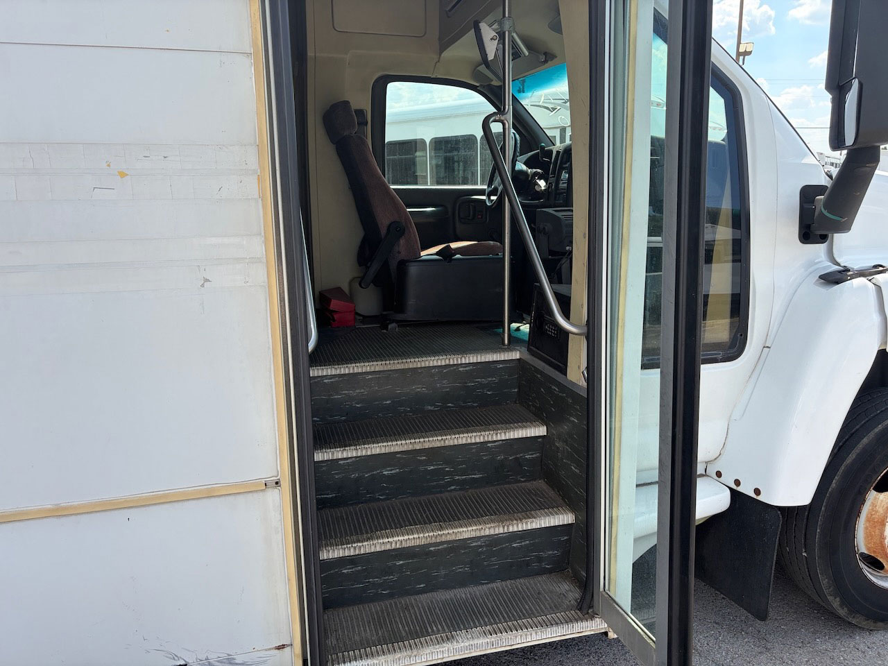 2005 GMC 5500 Glaval Titan - Image 11