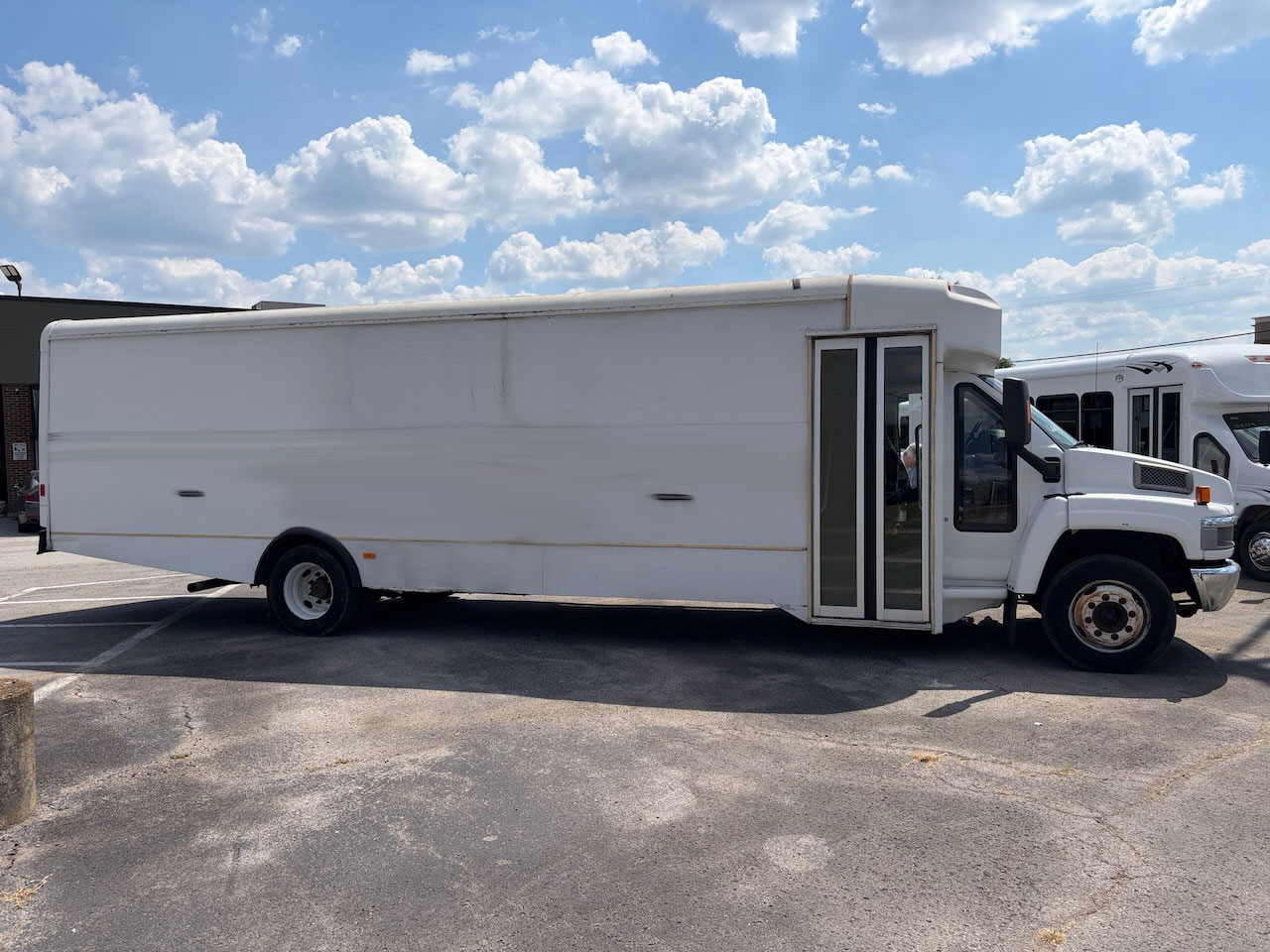 2005 GMC 5500 Glaval Titan - Image 6