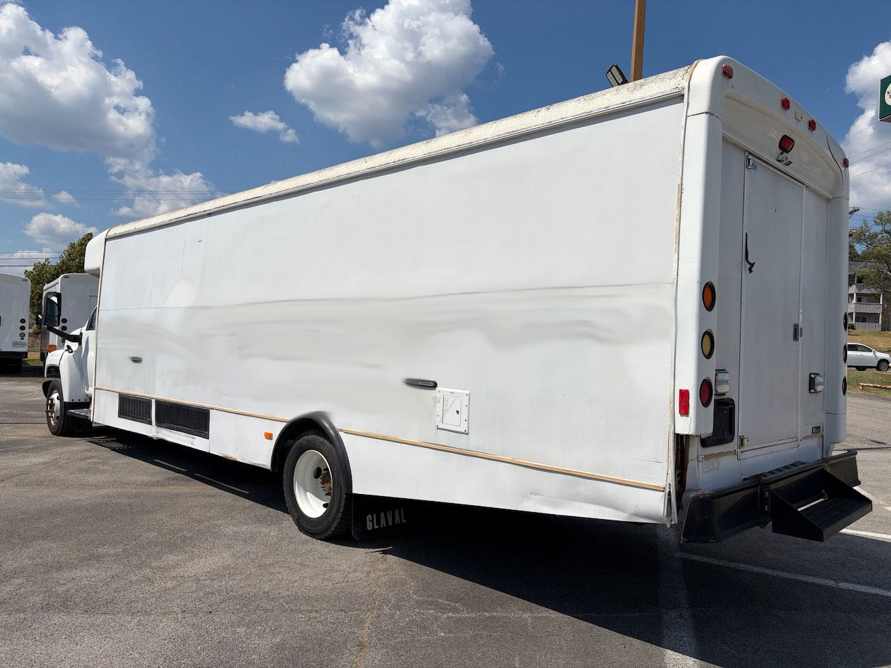 2005 GMC 5500 Glaval Titan - Image 2